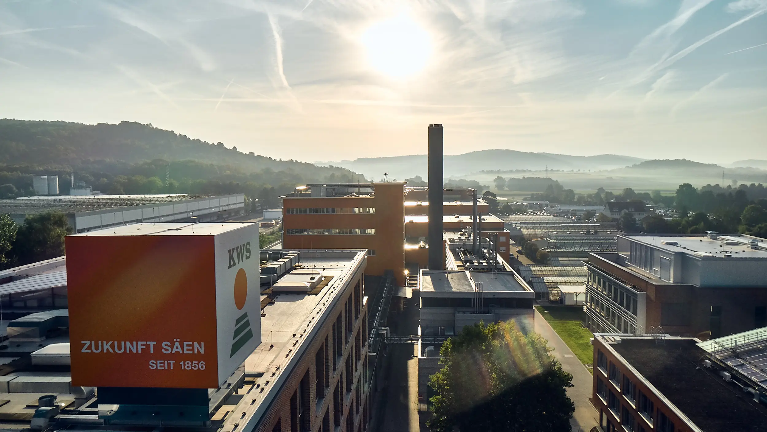 Dronenaufnahme vom KWS-Logo-Cube in Einbeck 