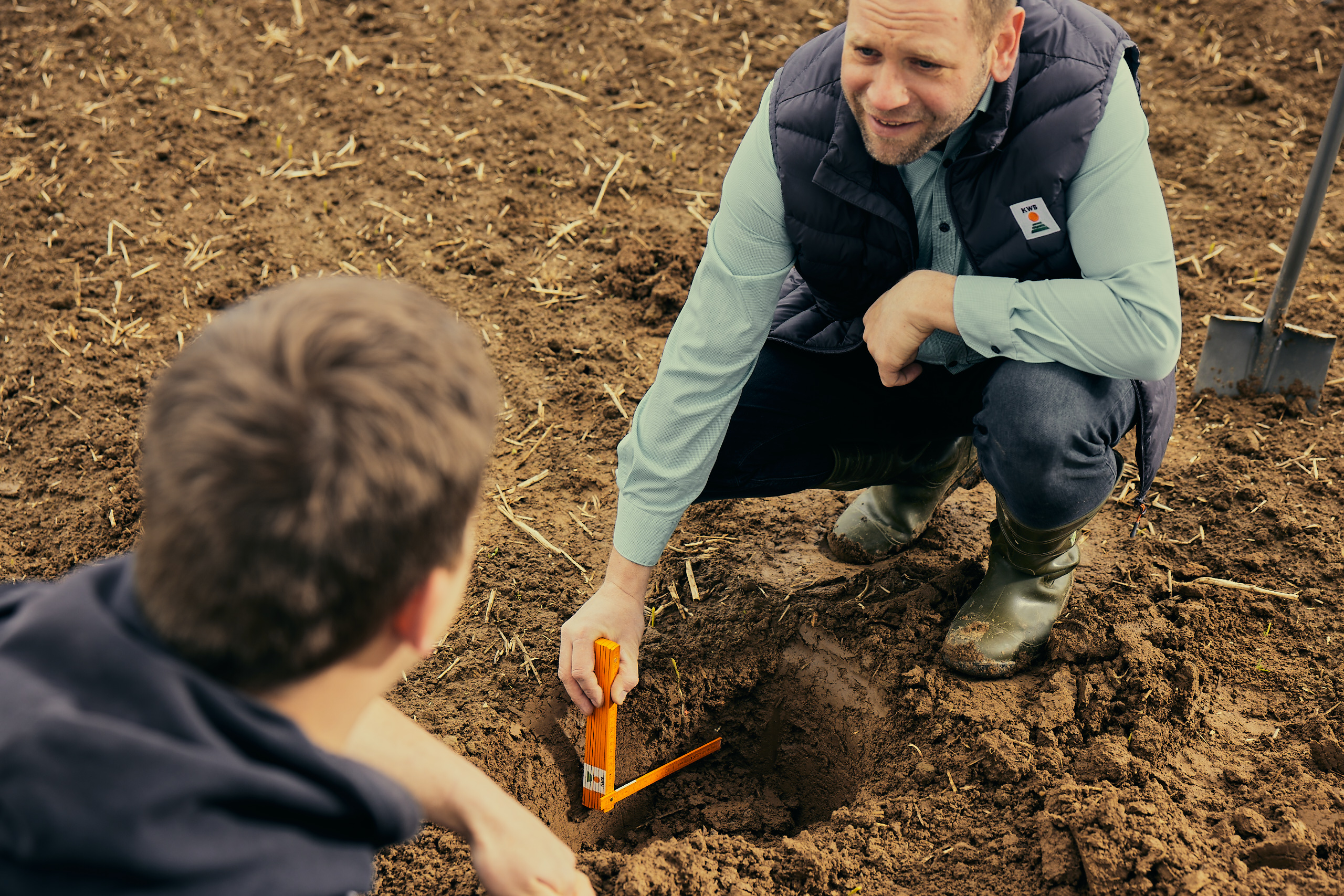 kws0519_farmer_and_consultant_in_the_field_038.jpg