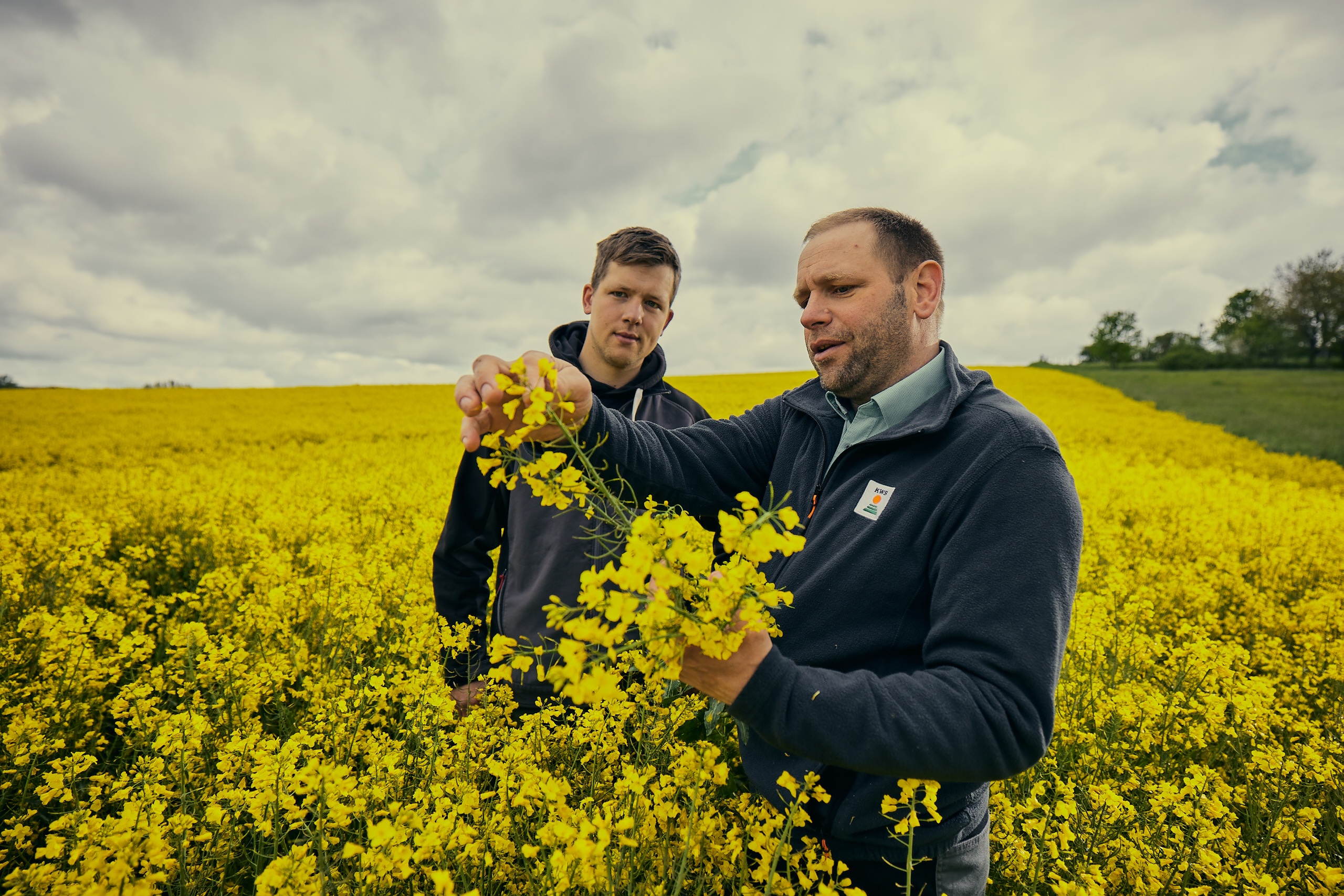 kws0519_osr_farmer_and_consultant_in_field_006-(1)-2.jpg